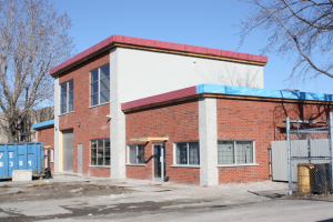 édifice commercial en brique en rénovation