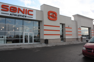 Édifice commercial beige et orange