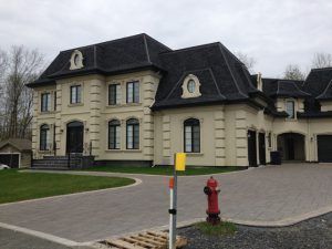 maison beige en revêtement acrylique